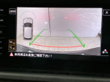 ギアをリバースに入れると車両後方の映像を映し出します。画面にはガイドラインが表示され、車庫入れや縦列駐車などの際に安全確認をサポートします。