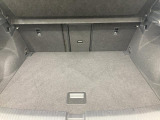 ●すっきりとした見た目のスクエア形状のラゲッジスペースです。また荷物が多い時、急なお買いものの際にもリヤシートを倒していただくことにより十分なスペースを確保できます。