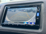 バックモニター装備。画面にて後方の確認が行えるので、バック駐車や車庫入れの際には重宝します。車の運転に慣れない方でも安心のガイドライン表示機能付。