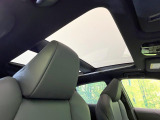 【調光パノラマルーフ】車内の解放感が一気に上がる大型パノラマルーフに調光機能がプラス!日差しが強い時、シェードを閉めなくてもガラスの透明度を調整することで心地よい明るさに♪