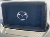 【マツダコネクトナビ】車内の雰囲気にマッチした一体型タイプのナビ。各種車輌設定やBluetooth再生等、様々な機能が楽しめます。直感的なダイヤル操作が可能で、使い勝手も良好です。