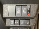 両側電動スライドドアは運転席から操作ができるよう、操作スイッチが付いています。Hondaセンシング用のVSA(ABS+TCS+横滑り抑制)解除と路外逸脱抑制機能などのスイッチがあります。