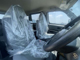 運転席の画像です。十分なスペースがあり、ゆったりした状態で運転していただけます♪