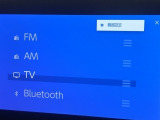 Bluetooth(ブルートゥース)接続機能付き。スマートフォンなどからお気に入りの音楽をワイヤレス再生できます。ドライブがさらに楽しくなりますね。