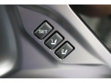 運転席のシートポジションを2か所記憶させることがシートメモリー機能が付いております。ボタンを押すと設定したシートポジションに自動で動きます♪
