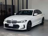 BMW伝統のキドニーグリルとシャープなLEDヘッドライトが精悍なフロントフェイスを演出。スポーツセダンらしい存在感が際立ちます。