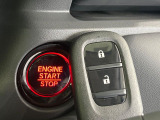 【Hondaスマートキー】カバンやポケットに入れたままでもドアの施錠・解錠が可能なスマートキーを装備。エンジンのオン・オフ時もカギを取り出す必要が無いからとっても便利です♪