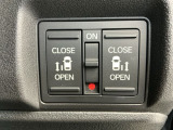 狭い所でも乗り降り楽々な両側電動スライドドアです!簡単にドアの開閉が出来る為女性やお年寄りにも優しく、荷物で手が塞がった時なども大変便利です!