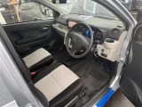【運転席】座り心地が良いシートなので長時間の運転でも快適にお過ごしいただけます。新品のフロアマットのご注文も可能です。掲載箇所以外にご希望の写真がございましたらお気軽にお問い合わせ下さい。