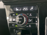 【オートエアコン】一度お好みの温度に設定すれば、車内の温度を検知し風量や温度を自動で調整。暑い&hellip;寒い&hellip;と何度もスイッチ操作をする必要はありません。快適な車内空間には必須の機能ですね♪