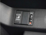 ◆片側電動スライドドア◆狭い駐車場でも乗り降りが楽々♪お子様が隣の車にドアを当ててしまう心配もございません!小さなお子様連れの方もこれで安心。