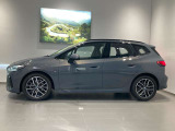 BMWではロングホイールベースの採用をしており、すべての車種に適用され、走行中の安定感の向上されております。また室内空間の広さにも貢献しております。