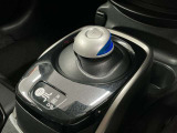 【e-POWER専用シフトレバー】単に操作方法が変わっただけでなく、デザイン性と安全性の向上、さらには先進運転支援機能の実現に貢献する、機械式から進化した電子制御式のシステムです。