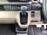 停車中にブレーキペダルを踏み続けなくてもブレーキ保持ができるオートマチックブレーキホールド機能もついております。