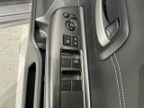 狭い駐車場で便利な電動格納ドアミラーが付いています。