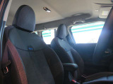 【運転席シート】汚れやへたり等、大きなダメージはなく、良好な状態です。