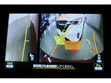 ガイドライン付きバックカメラ。後方の様子を画面で確認でき、車庫入れや縦列駐車もラクに行えます。