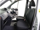 高いホールド性で運転姿勢が安定します。長距離ドライブでも疲れにくいのが魅力です。快適なドライビングライフをお送りください♪