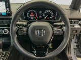 運転にかかわる様々な操作を安全に行えるように視点移動が少なく操作性に配慮されたスイッチ類が凝縮されたコクピットです。