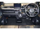 操作性に優れた運転席となります!小物入れや各ボタンの配置にこだわり、使いやすいです!座り心地もよく視認性も良好なのでロングドライブもお任せ下さい!