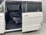 【両側オートスライドドア】子供を乗せたりするのにも隣の車を気にせずストレスフリー★雨の日などはリモコンキーからドアの開閉ができてとても便利な両側オートスライドドア★