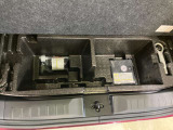 たっぷり20Lの荷室床下収納を用意しております。