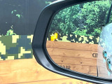 【ブラインドスポットモニター】走行中、ドアミラーの死角になりやすい箇所に後続車が接近するとサイドミラーのレンズに警告を表示!ドライバーに注意喚起をしてくれます。