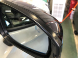 【ブラインドスポットインフォメーション】走行中に、斜め後ろの車を検知すると、ドアミラーのマーク点灯にてお知らせします。