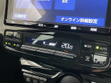 オートエアコン付きなので一度、気温を設定すれば自動的に過ごし易い温度に調整してくれますよ。 車内をいつでも快適空間にしてくれます。