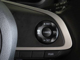 アダプティブクルーズコントロール機能付きです。走行中に先行車の様子を検知しながら、設定した車速の範囲内で先行車との距離のキープを支援します。詳細は販売店スタッフまでおたずねください。