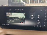 前後同時録画タイプの日産純正ドライブレコーダを装備。フルハイビジョン録画対応で高精細な映像を記録できます。記録した映像は、ナビゲーションでその場で確認できます。