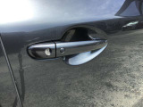スマートキーを所持している状態でロックボタンを押すと、車両すべてのドアの解錠や施錠を行うことが出来ます。