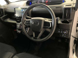 運転席周りのレイアウトをご覧ください。ナビゲーションが綺麗に装着されすっきり収まってますね!