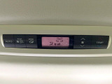 【リアオートエアコン】広い後部座席には必須の機能!風量や温度を自動で調整し前席と同様な車内環境にしてくれるリアオートエアコンを装備。夏の暑さも冬の寒さもストレスなく快適にお過ごしいただけます♪