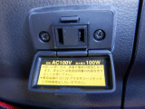 助手席足元に100V AC電源が有ります。