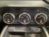 空調スイッチ類は最近流行のタッチパネル式ではなく、運転中でも直感的に操作できるダイヤル式を採用しております。