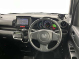 運転席まわりです。 各操作スイッチは使いやすい位置に配置されてます。
