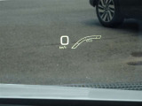 カラーヘッドアップディスプレイ付き。少ない視線移動で情報を確認できるので、運転の疲労軽減に繋がりますよ♪