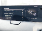 こちらのお車には先進安全装備が多数搭載されています。衝突被害を回避あるいは軽減するためのブレーキや、後方死角からの接近警報、車線逸脱を防止する警報装置など、詳しくはスタッフまでお尋ねください。