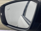 ドライバーの死角となる後方側面に車両を検知した際、ドライバーが方向指示器を操作すると、ドアミラーに内蔵された警告灯が点滅しドライバーに注意を促します。