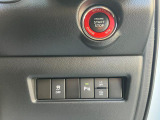 ボタン1つでエンジンを始動【キーレスプッシュスタート】!各機能のスイッチは運転席から操作ラクラク。