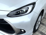 【LEDヘッドライト】悪天候や夜間走行時も良好な視界を確保し安心して運転できる高輝度LEDヘッドライトを装備!点灯速度が早く、消費電力も抑えられています。