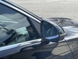 【ブラインドスポットアシスト】走行中車両の斜め後ろの死角エリアをモニタリングし、ドアミラー内蔵のインジケーターを点灯させて注意喚起し、安全な走行のサポートをします。
