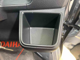 最も気になる室内は、特にこだわってクリーニングしております。マットやシートだけではなく、エアコンの吹き出し口やドアノブの隙間など、様々なブラシや道具を使い分けて、隅々までクリーニングしております。