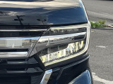 【LEDヘッドライト】悪天候や夜間走行時も良好な視界を確保し安心して運転できる高輝度LEDヘッドライトを装備!点灯速度が早く、消費電力も抑えられています。