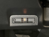 ハンドルの左下にETCがついています。高速道路の料金所の通過も楽々です。 カードの取り出しもしやすい場所についています。
