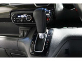 インパネシフトだから視線の移動も少なく足元もスッキリ♪運転席もゆったりしているのでゆとりを持ってドライブできますね!