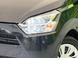 【LEDヘッドライト】悪天候や夜間走行時も良好な視界を確保し安心して運転できる高輝度LEDヘッドライトを装備!点灯速度が早く、消費電力も抑えられています。
