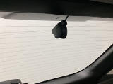 後方にもドライブレコーダーのカメラが付いています。前後両方でお車の周りを監視・記録いたします。