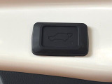 【パワーバックドア】スマートキーや運転席のボタンを押すだけでリアゲートが自動で開閉します!荷物を持っている時や、高い位置にあるバックドアを閉める際に便利な機能です♪